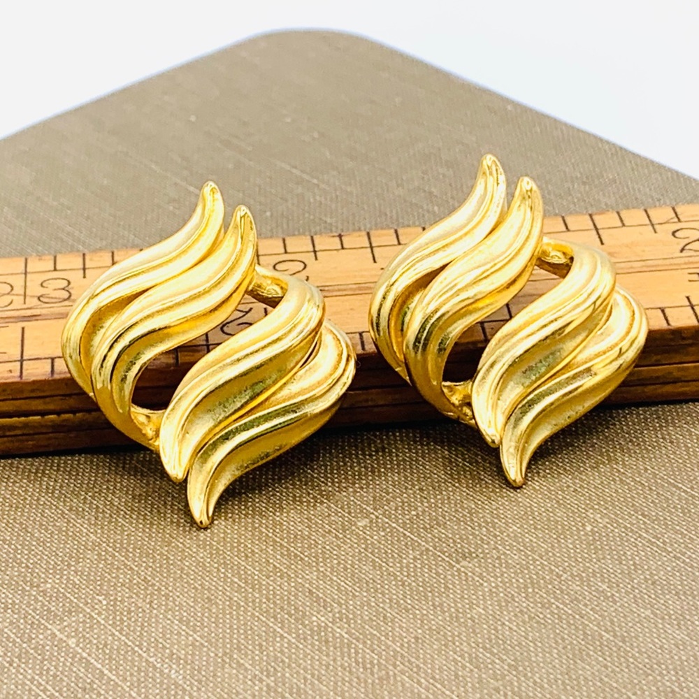 TAT signed true vintage career earrings gold NOS